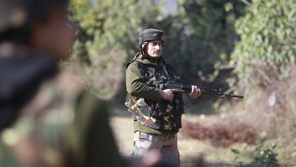 Indian army soldiers patrol during a search operation outside the camp of the General Engineering Reserve Force (GREF), the site of a militant attack, in the frontier Battal area, about 90 kilometers from Jammu, India, Monday, Jan. 9, 2017 - Sputnik Mundo