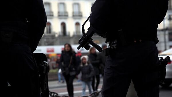Police officers stand guard at Puerta del Sol square ahead of New Year's celebrations in central Madrid - Sputnik Mundo