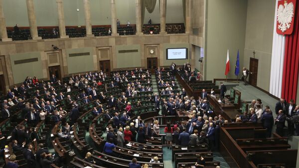 Una protesta de la oposición en el parlamento de Polonia - Sputnik Mundo