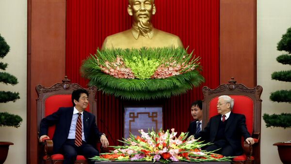 La reunión entre Zhinzo Abe, primer ministro japonés, y su homólogo vietnamita, Nguyen Xuan Phuc - Sputnik Mundo