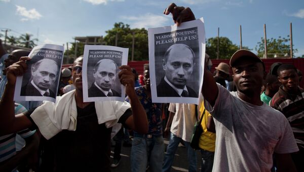 ¡Por favor, ayúdanos!: los manifestantes en Haití con los retratos de Vladímir Putin durante los disturbios de 2014 - Sputnik Mundo