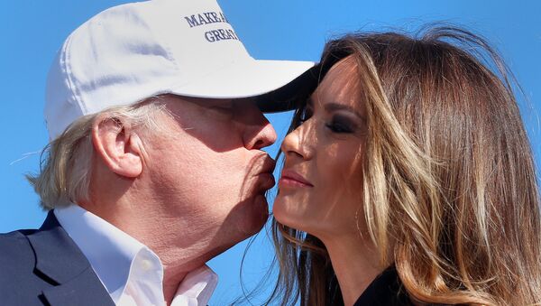 Republican presidential nominee Donald Trump kisses his wife Melania Trump at a campaign rally in Wilmington, North Carolina Florida, U.S. November 5, 2016. - Sputnik Mundo