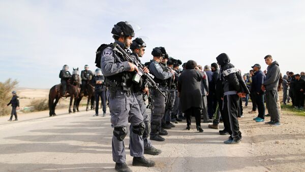 Policía israelí guarda el territoro después del enfrentamiento en el pueblo de Um al Hiran, en el sur de Israel - Sputnik Mundo