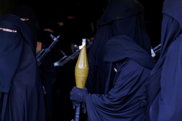 Mujeres hutíes participan en un desfile militar en Saná - Sputnik Mundo