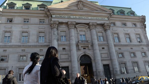 Gente pasa por el Banco de la Nación Argentina - Sputnik Mundo