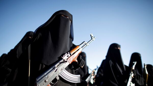 Las activistas, vestidas en nicab y con ametralladoras en las manos, participaron en Saná en una marcha contra la intervención de Arabia Saudí en los asuntos de Yemen - Sputnik Mundo