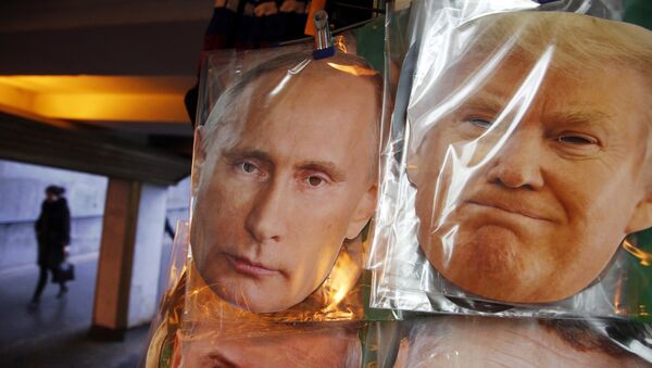 Máscaras con las caras de Vladímir Putin y Donald Trump - Sputnik Mundo