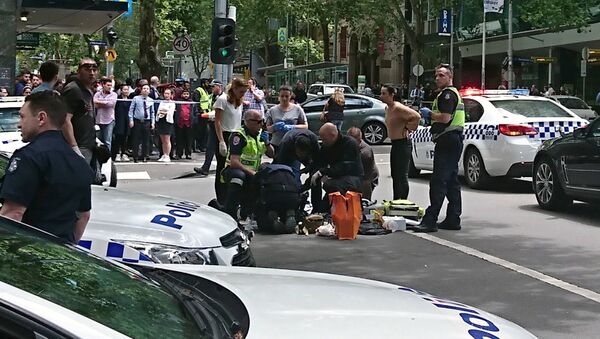 Miembros de las fuerzas de emergencia atienden a los heridos en Melbourne - Sputnik Mundo