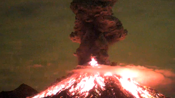 La erupción del volcán mexicano de Colima - Sputnik Mundo