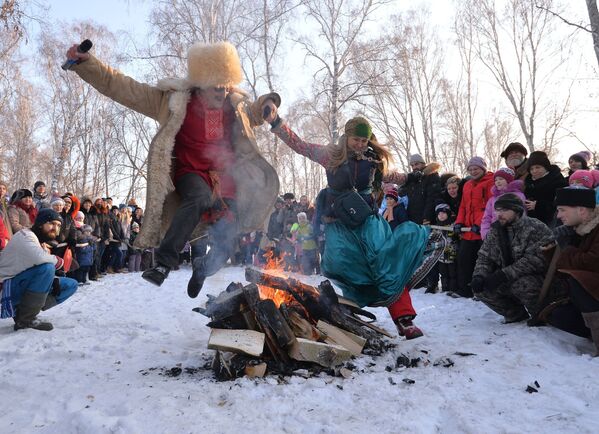 En la región rusa de Cheliábinsk se celebró el festival de juegos y atracciones populares tradicionales 'Sviatki-2017'. 14 de enero de 2017. - Sputnik Mundo