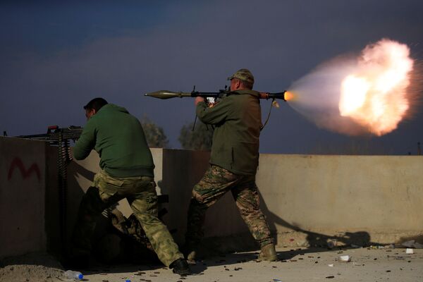 Combatientes de las Fuerzas Especiales iraquíes durante una operación contra los extremistas de Daesh. Mosul, Irak, 18 de enero de 2017. - Sputnik Mundo