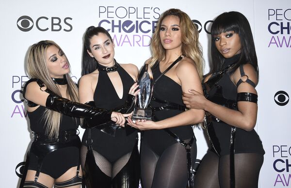 Miembros del colectivo musical Fifth Harmony posan ante las cámaras después de recibir el galardón como grupo favorito en los Premios Elección del Público (People's Choice Awards, en inglés). Los Ángeles, EEUU, 18 de enero de 2017. - Sputnik Mundo