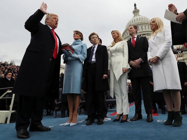 El presidente electo Donald Trump presta juramento durante la ceremonia de investidura, pasando a ser oficialmente el mandatario estadounidense número 45. Washington, EEUU, 20 de enero de 2017. - Sputnik Mundo