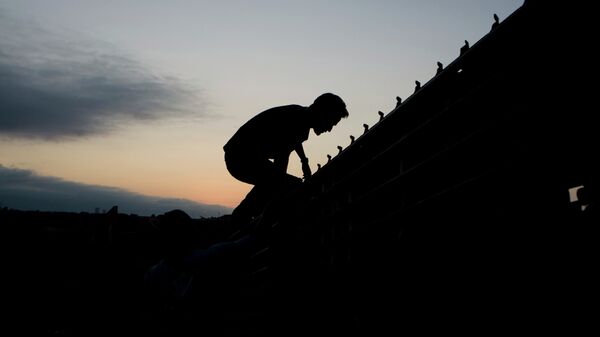 Un migrante en la frontera entre México y EEUU - Sputnik Mundo
