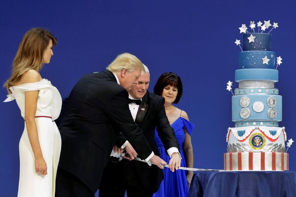 President Donald Trump with his wife Melania and Vice President Mike Pence with his wife Karen cut a cake at the Armed Services Ball in Washington, U.S., January 20, 2017. - Sputnik Mundo