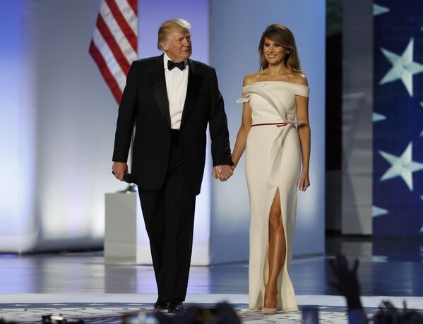 U.S. President Donald Trump and first lady Melania Trump arrive at the Inauguration Freedom Ball in Washington, U.S., January 20, 2017. - Sputnik Mundo