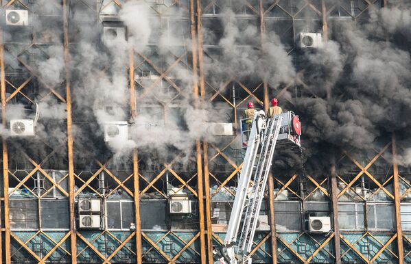 Cuerpos de bomberos socavan un incendio en la torre Plasco, el rascacielos más antiguo de Irán, derrumbado por la catástrofe. Teherán, Irán, 19 de enero de 2017. - Sputnik Mundo