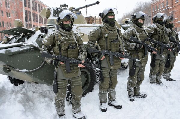 Soldados-ingenieros rusos durante ejercicios militares celebrados en el marco del aniversario 316 de las Tropas de Ingenieros de Rusia. Región de Vladímir, Rusia, 21 de enero de 2017. - Sputnik Mundo