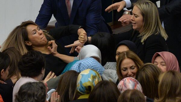 Diputadas turcas llegan a las manos en el Parlamento - Sputnik Mundo