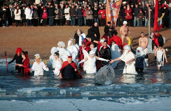 Decenas de personas acuden al tradicional carnaval acuático de invierno en el lago Orankesee. Berlín, Alemania, 14 de enero de 2017. - Sputnik Mundo