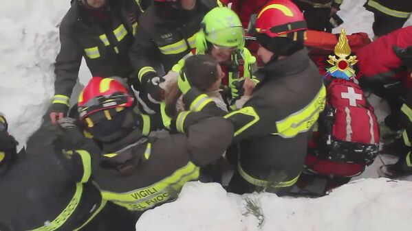 Rescatistas del Cuerpo Nacional de Socorro Alpino trabajan para liberar a los turistas atrapados en el hotel Rigopiano, cubierto por una avalancha provocada por un fuerte temblor. Farindola, Italia, 20 de enero de 2017. - Sputnik Mundo