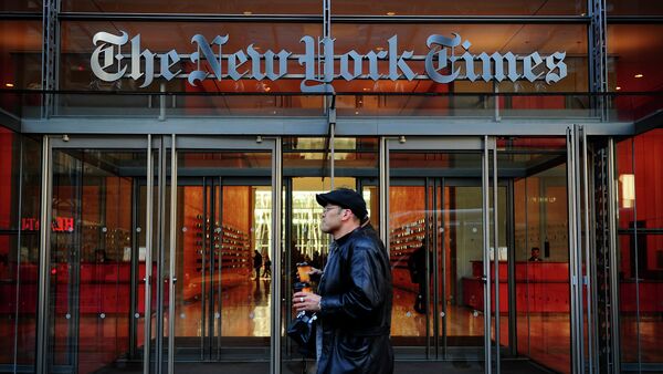 People walk by the entrance to US newspaper 'The New York Times' in New York - Sputnik Mundo