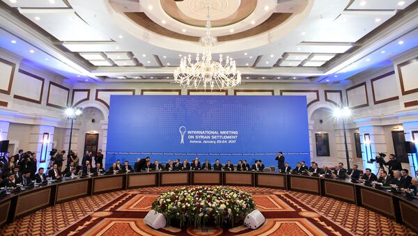 Representatives of the Syria regime and rebel groups along with other attendees take part in the first session of Syria peace talks at Astana's Rixos President Hotel on January 23, 2017 - Sputnik Mundo