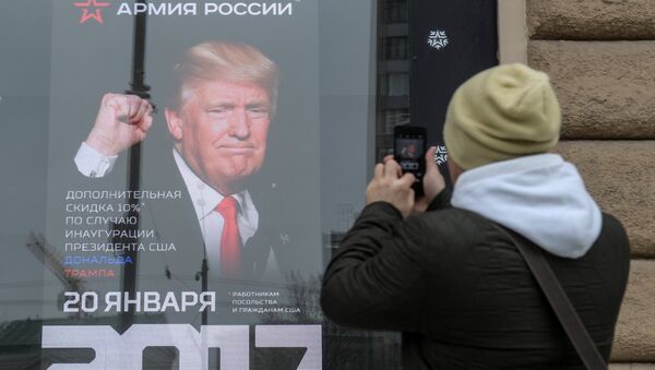 Foto de presidente de EEUU, Donald Trump, en el escaparate de una tienda rusa - Sputnik Mundo