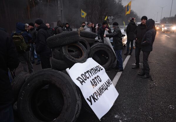 Vuelven a quemar neumáticos en Kiev - Sputnik Mundo