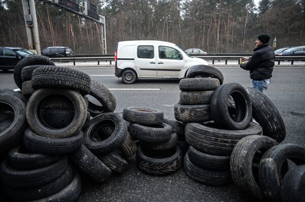 Vuelven a quemar neumáticos en Kiev - Sputnik Mundo