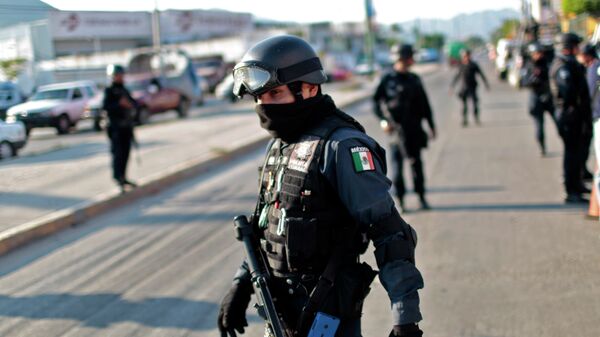 Un policía mexicano - Sputnik Mundo