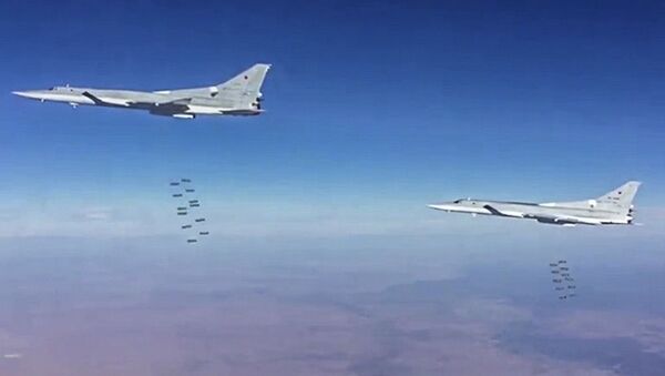 Bombarderos rusos atacan instalaciones de Daesh en Siria (archivo) - Sputnik Mundo