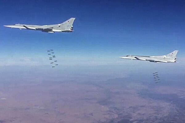 Bombarderos estratégicos rusos atacan posiciones de Daesh - Sputnik Mundo