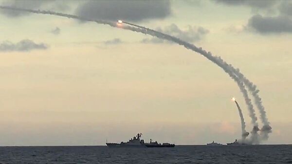 Buques de la Flotilla rusa del Caspio lanzando misiles de crucero Kalibr-NK (Imagen referencial) - Sputnik Mundo