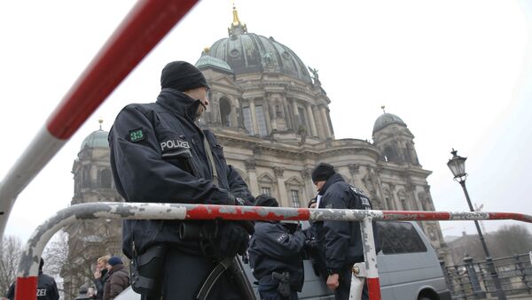 Police secure the area near the Berliner Dom prior to the state funeral of former German President Roman Herzog in Berlin, Germany, January 24, 2017 - Sputnik Mundo