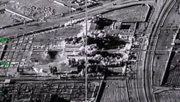 El bombardeo de las posiciones de los terroristas de Daesh en Siria - Sputnik Mundo