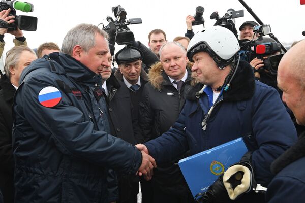 El vicepresidente del Gobierno de Rusia, Dmitri Rogozin, durante la presentación del nuevo caza MiG-35 - Sputnik Mundo