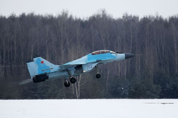 El MiG-35 realiza un vuelo de prueba durante la presentación oficial de esta aeronave - Sputnik Mundo