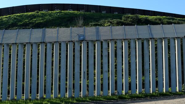 El muro entre EEUU y México en California - Sputnik Mundo