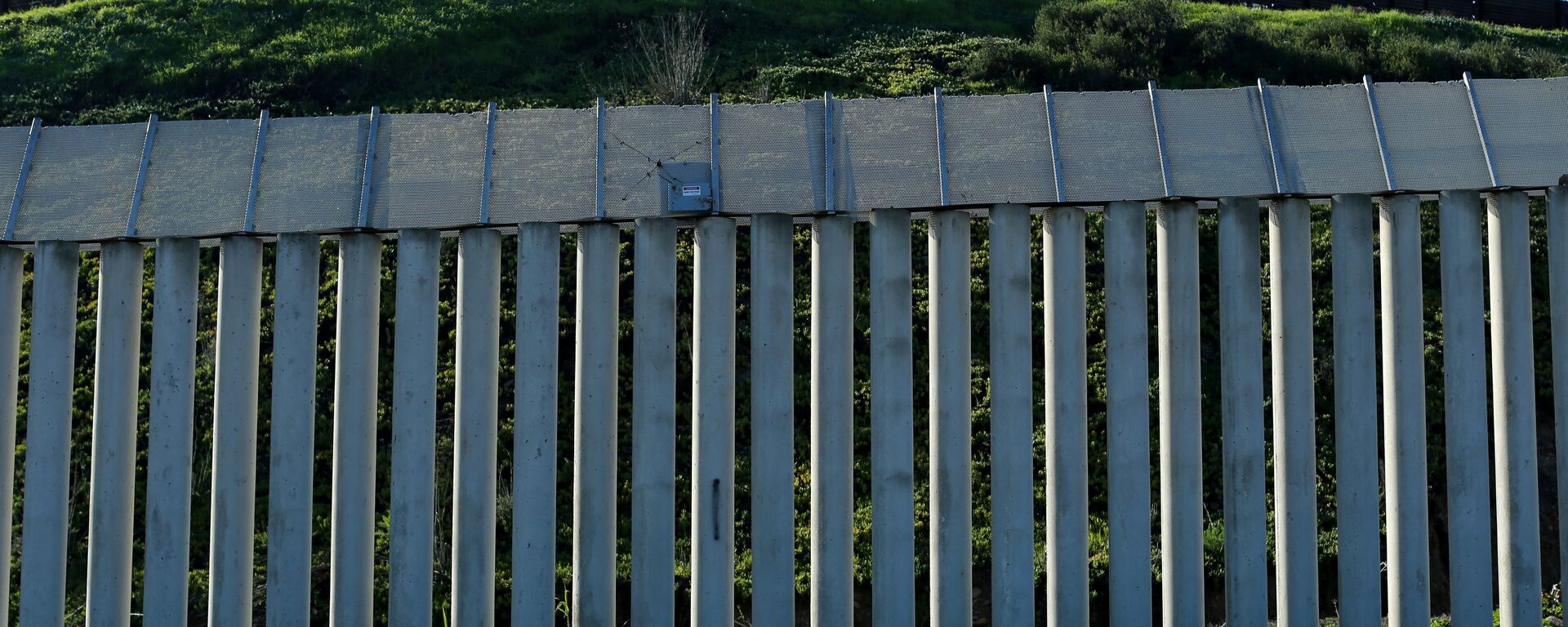 The border wall separating the United States and Mexico is pictured in San Ysidro, California. - Sputnik Mundo, 1920, 06.04.2021
