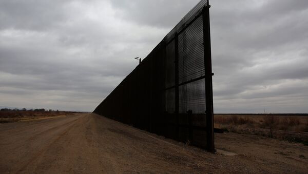 A gap in the U.S.-Mexico border fence is pictured in El Paso, U.S. - Sputnik Mundo