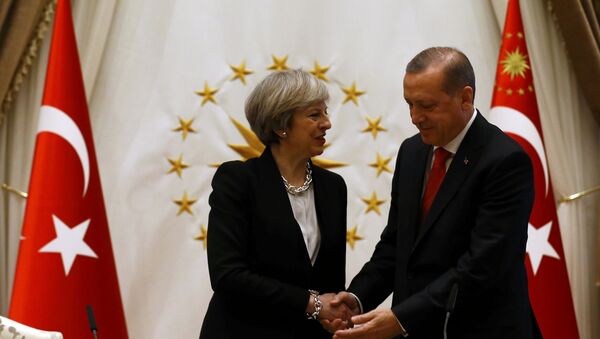 La primera ministra Theresa May y el presidente Recep Tayyip Erdogan (Archivo) - Sputnik Mundo