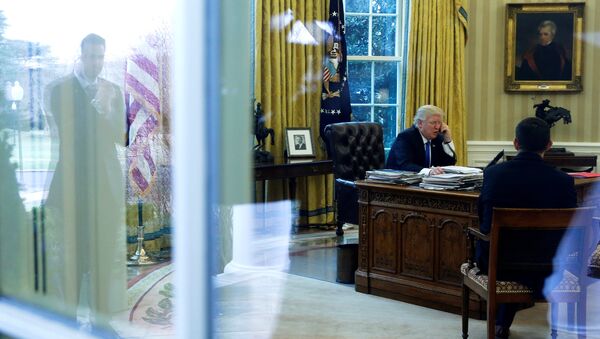 Donald Trump, presidente de EEUU, durante una conversación telefónica en el despacho oval (archivo) - Sputnik Mundo