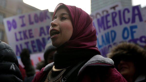 Una mujer musulmana en las manifestaciónes contra nueva ley - Sputnik Mundo