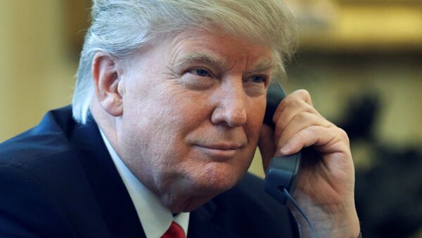 U.S. President Donald Trump speaks by phone with the Saudi Arabia's King Salman in the Oval Office at the White House in Washington, U.S. January 29, 2017 - Sputnik Mundo