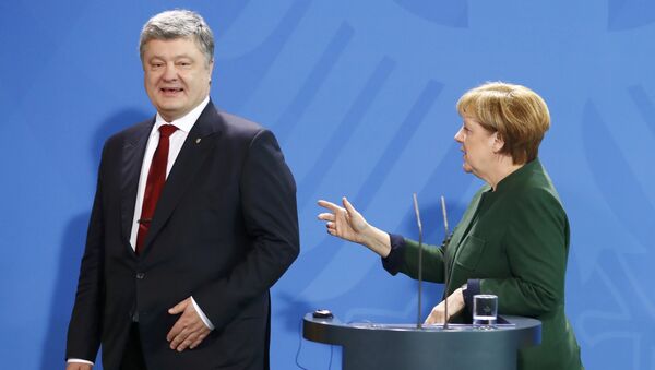 Presidente de Ucrania, Petró Poroshenko, y canciller de Alemania, Angela Merkel - Sputnik Mundo