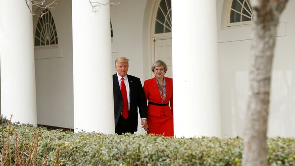 U.S. President Donald Trump escorts British Prime Minister Theresa May after their meeting at the White House in Washington, U.S. - Sputnik Mundo