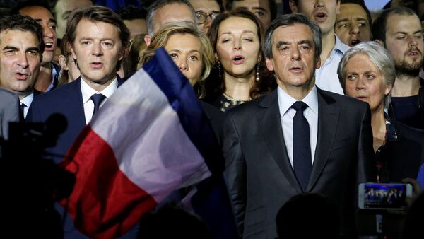 El candidato a la presidencia de Francia, François Fillon, con su esposa Penelope - Sputnik Mundo