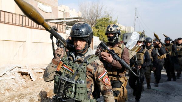 Iraqi Special Operations Forces (ISOF) carry weapons during clashes with Islamic State militants in frontline near university of Mosul, Iraq, January 13, 2017. - Sputnik Mundo