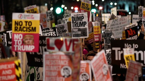Una protesta contra Donald Trump (archivo) - Sputnik Mundo